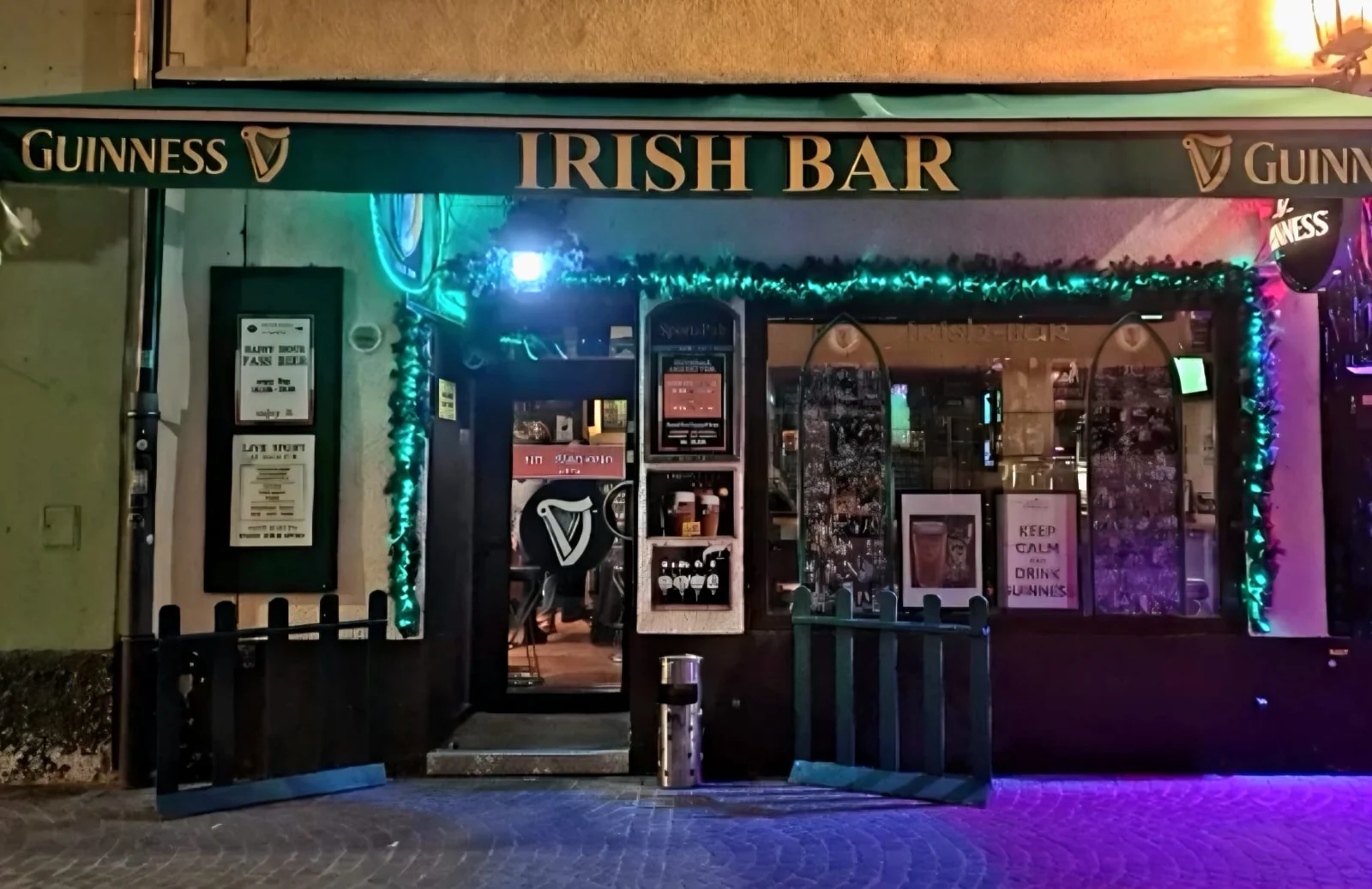 Originalaufnahme des Eingangs der Irish Bar Villach
